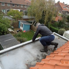 Inspecteren zinken dak van de dakkapel